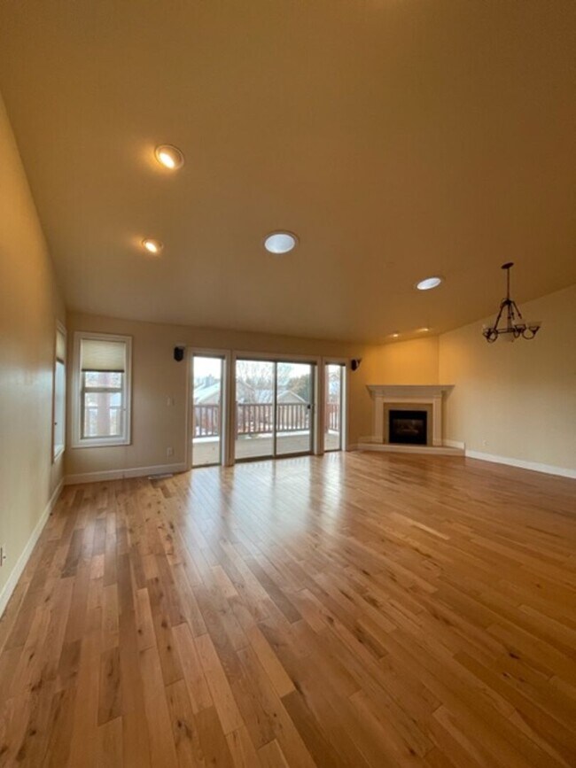 Building Photo - Coming Soon! Beautiful 3 Bed Townhome!