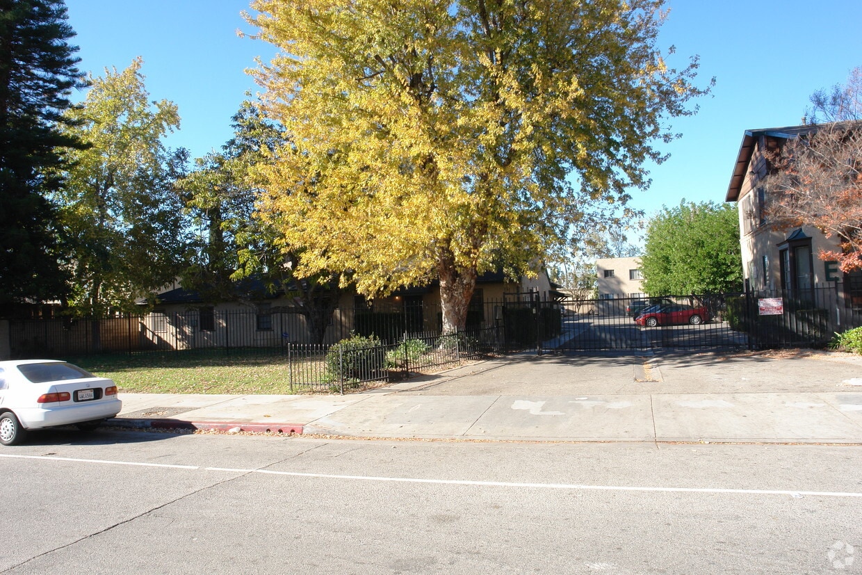 Building Photo - 9215 Wakefield Ave