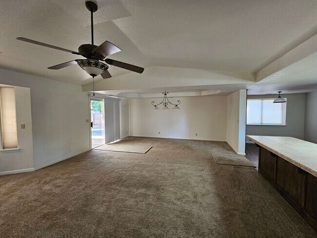 Building Photo - 3158 Howard Dr