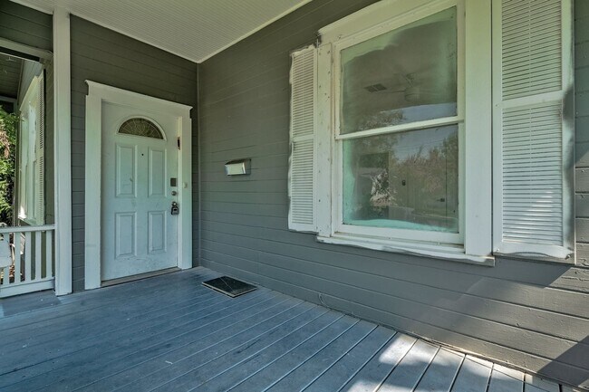 Foto del edificio - Upgraded and ready 5 bed 2 bath home next door to the 3 bed 2 bath home