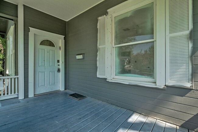 Building Photo - Upgraded and ready 5 bed 2 bath home next door to the 3 bed 2 bath home