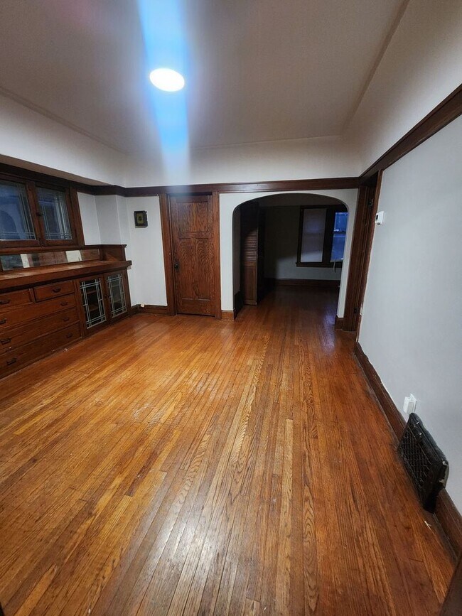 Building Photo - 4 Bedroom 1.5 Bathroom Single Family