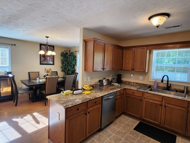 Building Photo - 4 Bedroom home in Hope Mills