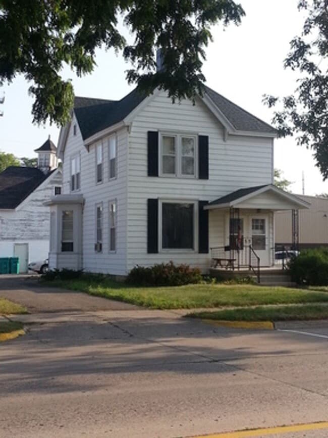 Building Photo - 124 E Rose St
