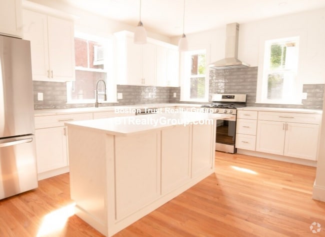 Building Photo - 8 Brookside Ave