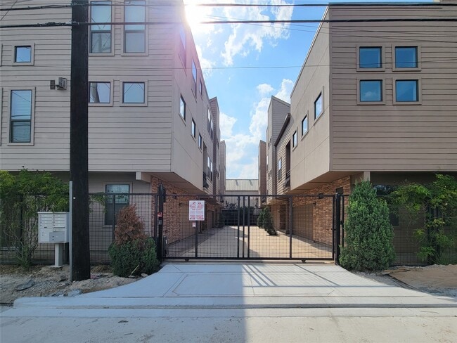 Building Photo - 1424 Wilson St