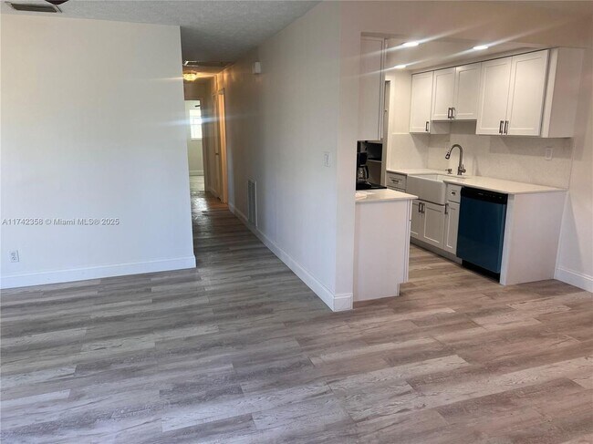 Building Photo - 820 SW 12th Ave