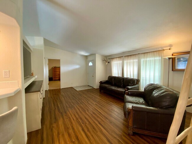 Foto del edificio - 10410 F Ave
