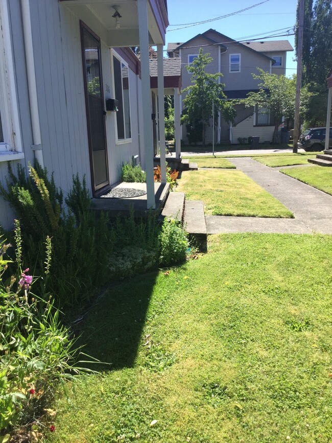 Foto del edificio - Quaint One Bedroom Duplex ~Close to Campus!
