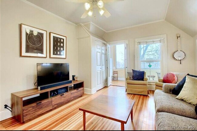 Building Photo - Charming Historic Condo in the Heart of Up...