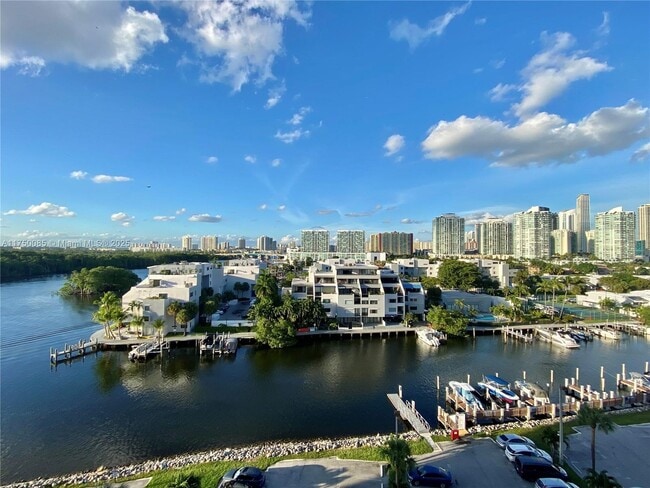 Building Photo - 400 Kings Point Dr