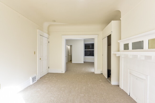 Building Photo - 1024 Bush St