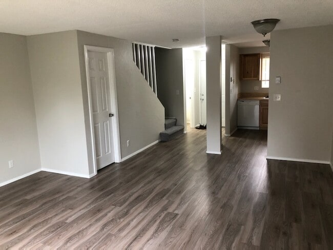 Building Photo - 575 Lone Oak Ave