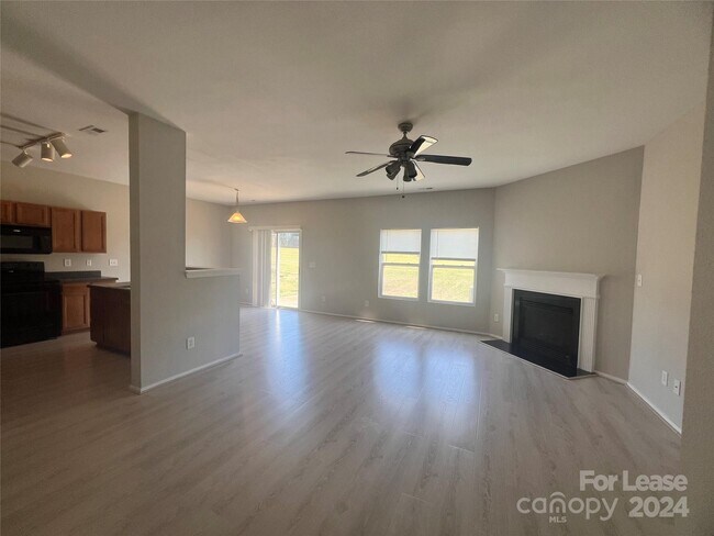 Foto del edificio - 972 Willow Creek Dr