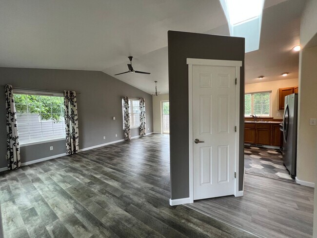 Foto del edificio - 3 Bedroom 2 Bath Updated Rambler Near Lake Whatcom Big Yard