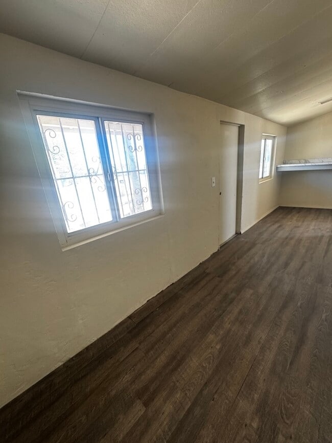 Building Photo - FOR RENT