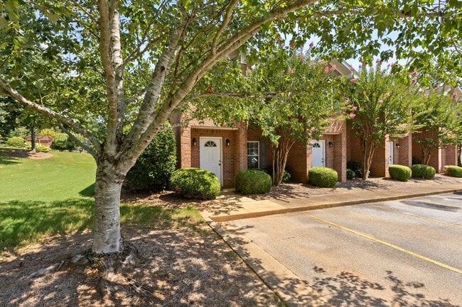 Foto del edificio - 1477 N Donahue Dr