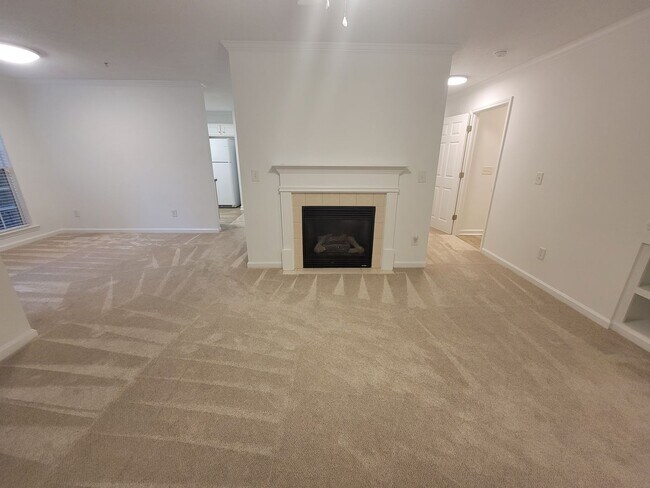 Building Photo - Beautiful Main Level Condo in Shallowford ...
