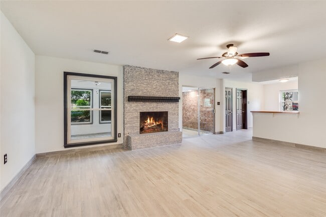 Building Photo - 2004 Sleepy Hollow Dr