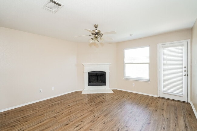 Foto del edificio - 2033 Club Oak Dr