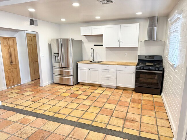 Foto del edificio - Fantastic 3 Bedroom/2 Bath Single Level Ho...