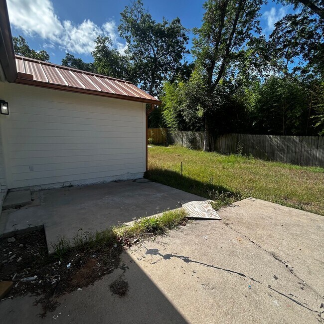 Building Photo - 1005 W MLK - House