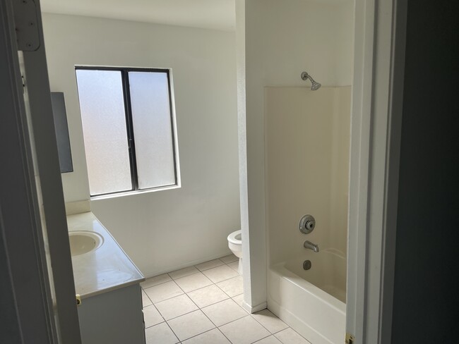 Full Bathroom - 43958 18th St E