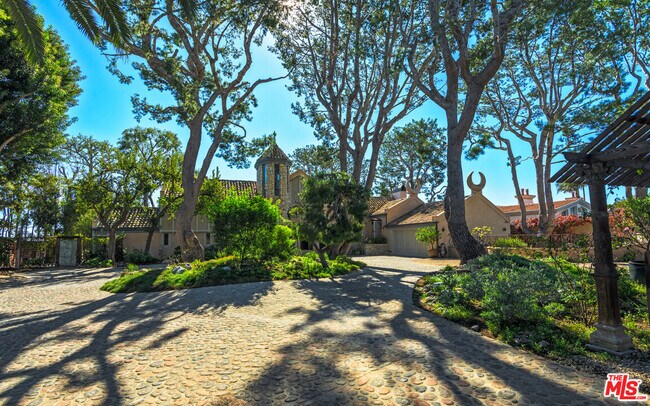 Building Photo - 28980 Cliffside Dr