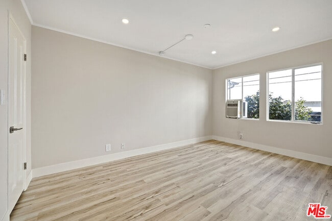Building Photo - 121 Crescent Dr