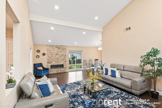 Building Photo - 4 br, 2 bath Townhome - 232 Beach Park Bou...