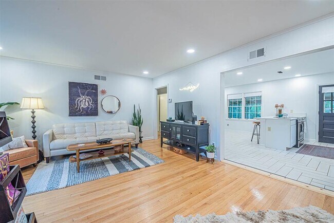 Foto del edificio - 1639 Ivy Rd