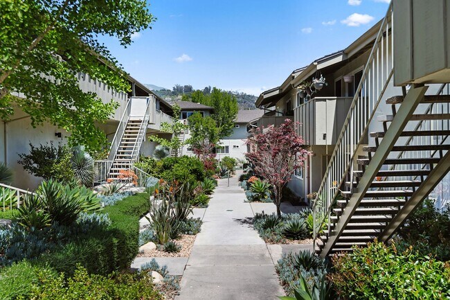 Foto del edificio - The perfect upstairs location down town Santa Barbara!