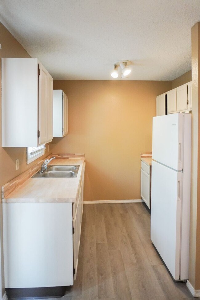 Foto del edificio - 3 bed 2 ba with Finished Basement Bedroom, Garage - APPLY FREE!