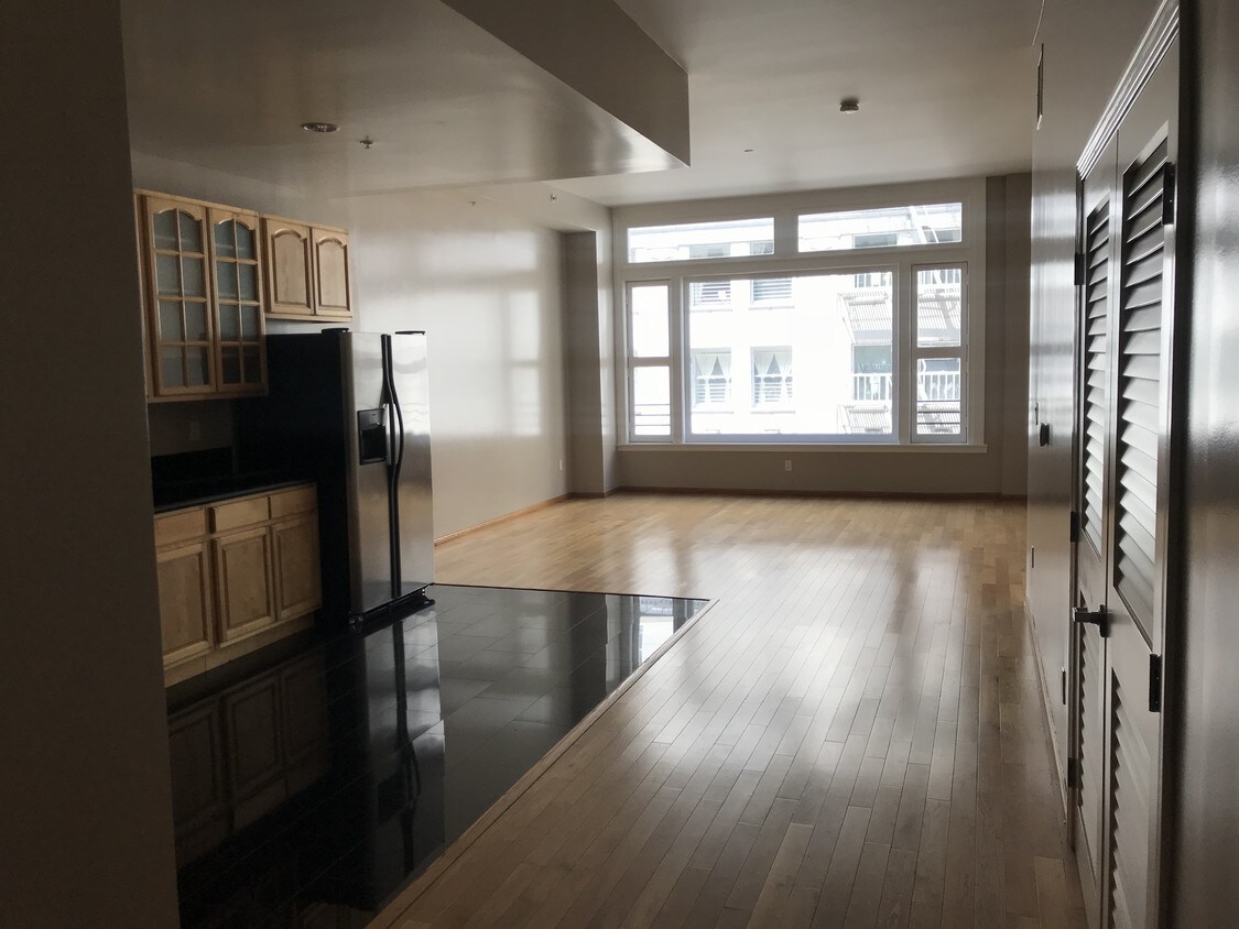 Foto principal - 220 W 5th St