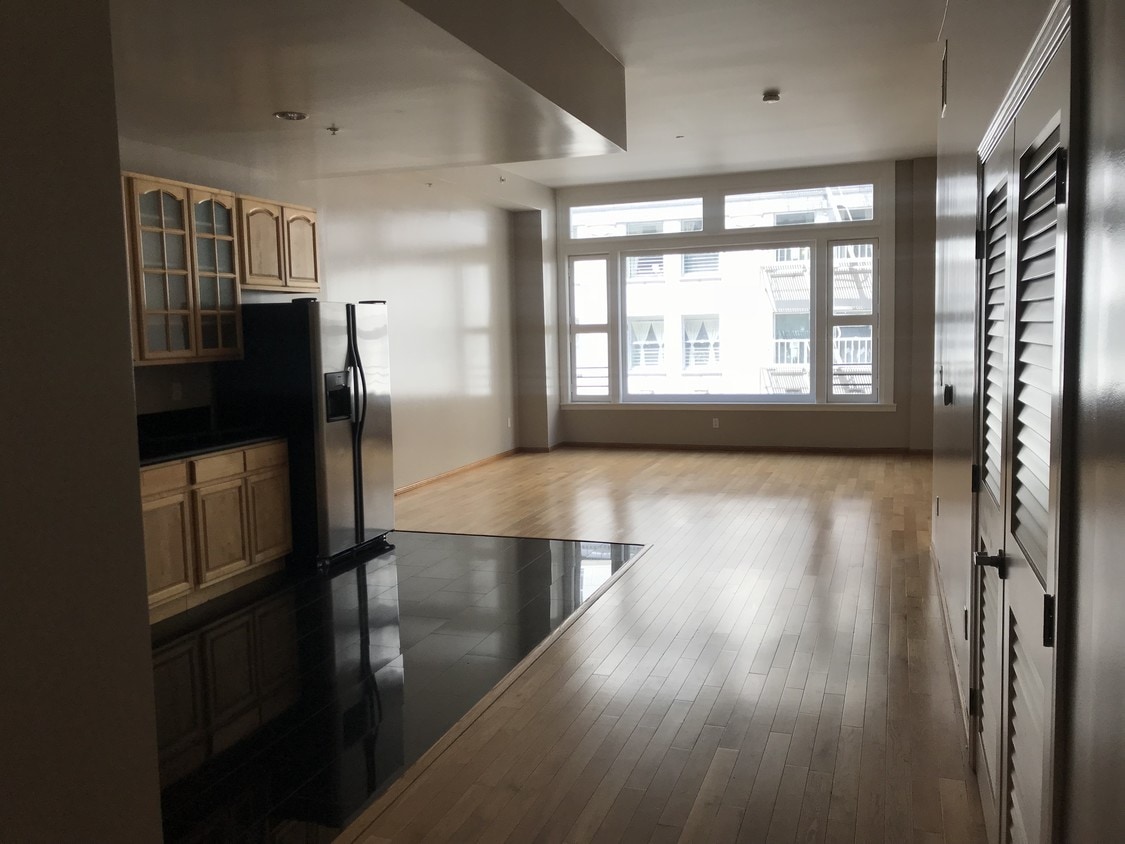 Primary Photo - 220 W 5th St