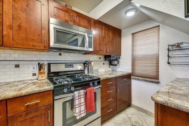 Foto del edificio - LEASE PENDING- Tahoe City, Dollar Hill Ski...