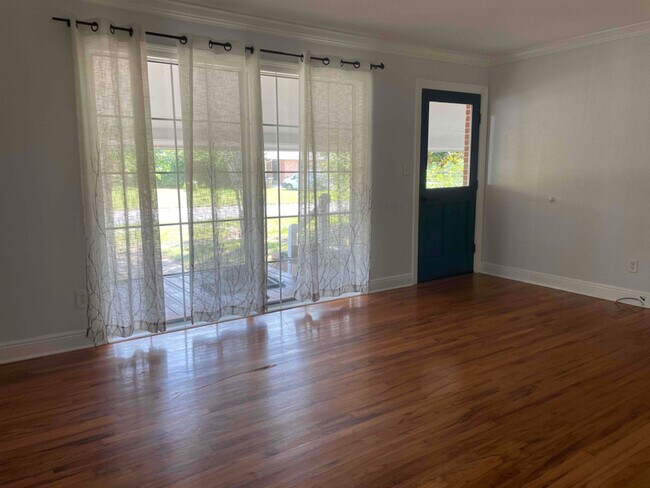 Foto del edificio - 3708 Whispering Pines Dr