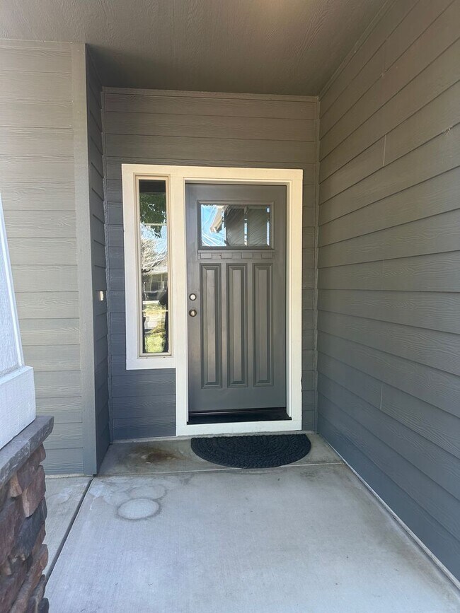 Building Photo - Beautifully updated 3 bedroom 2 bath house...
