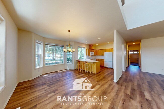 Foto del edificio - Spacious 3-Bedroom Home on a Corner Lot in Lacey!