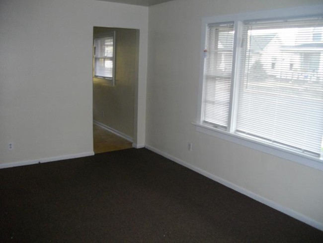 Foto del edificio - Colony Court Apartments 1065 E 5th St