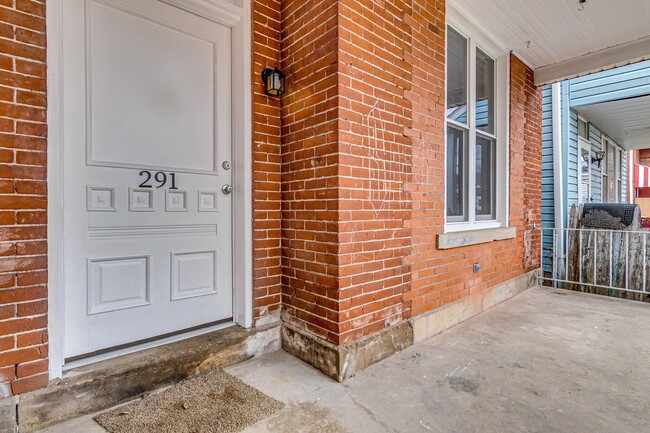 Building Photo - Recently Renovated 3 Bed, 1.5 Bath in Haze...