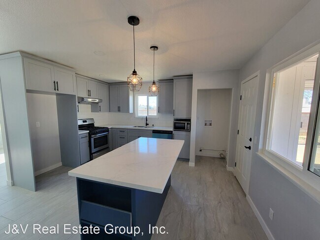 Building Photo - 3 br, 2 bath House - 8561 Viburnum Ave