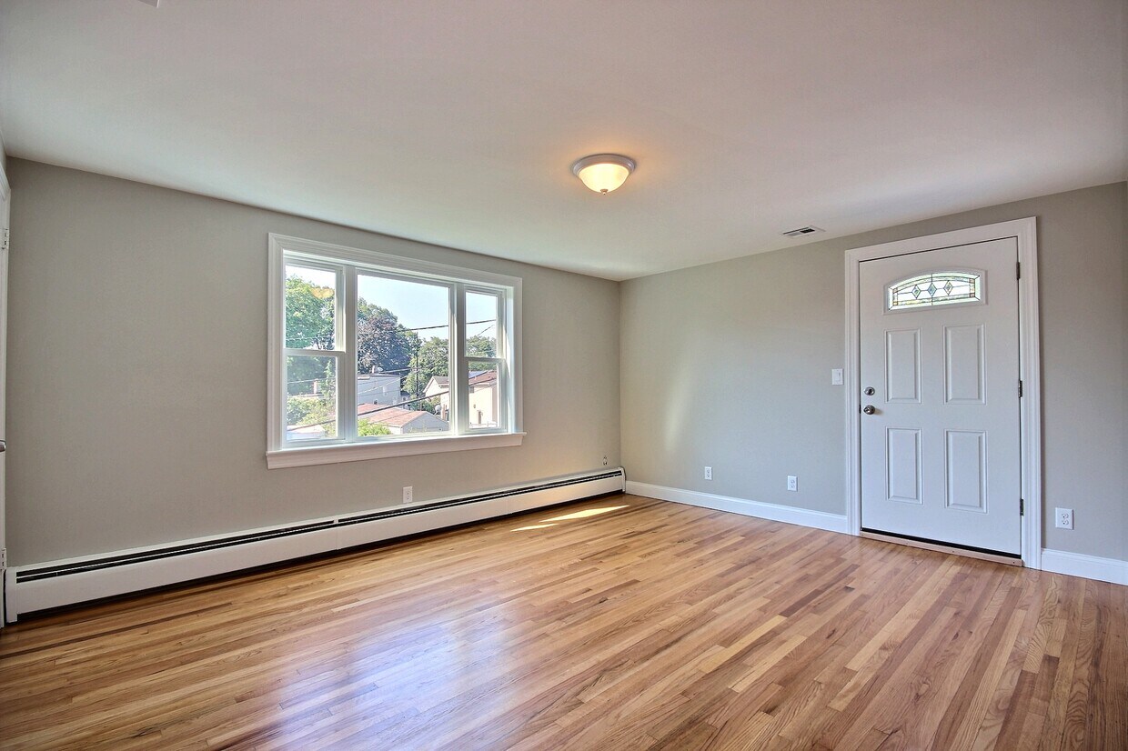 Living room with patio access - 150 Erie St