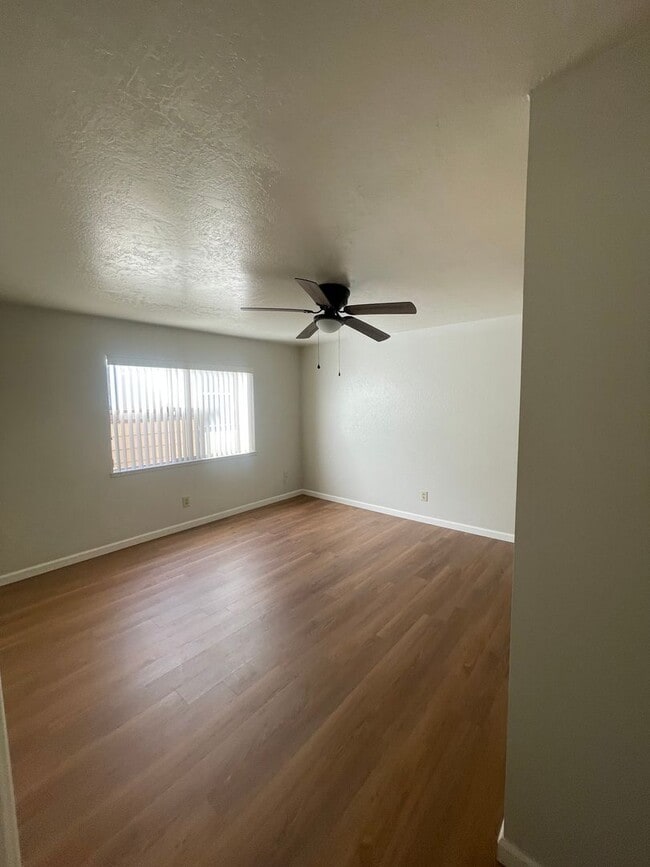 Building Photo - Upstairs unit easy access to freeway 80