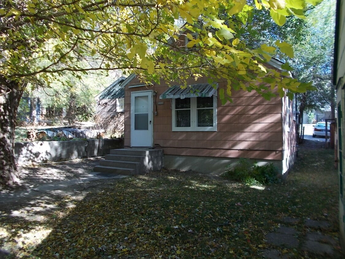 Primary Photo - 1 Bed/ 1 Bath House with Hardwoods