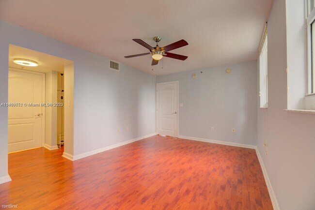 Building Photo - 3 br, 2 bath Condo - 1200 Brickell Bay Dr ...