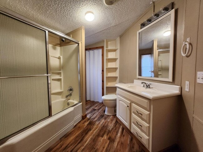 Foto del edificio - FOR LEASE!!