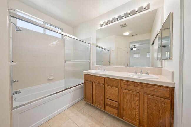 Building Photo - Charming 3 Bedroom 2.5 Bath 2 Story Home