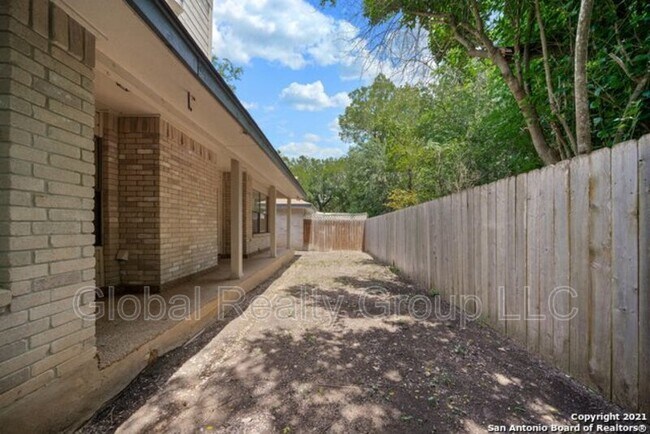 Building Photo - 118 Golden Way