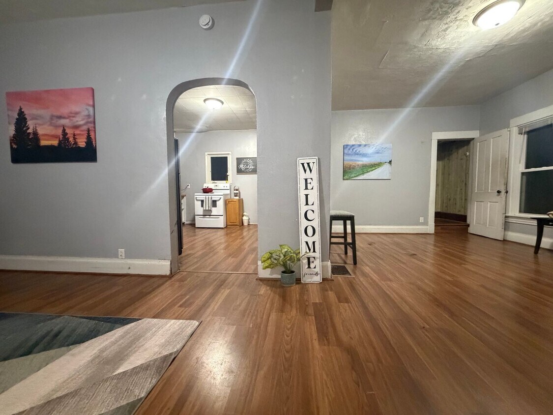 Foto principal - 2 bed, 1 bath home for rent in West Waterloo